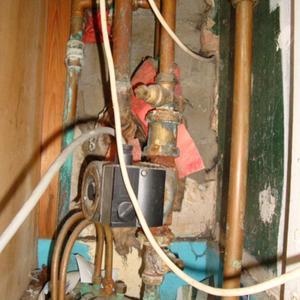 manifold and 4 pipes going to 1st floor