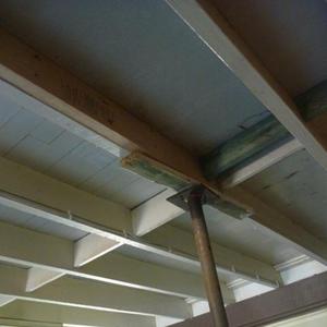 Bearer to other end of shower base