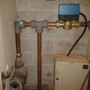 Valve and pump