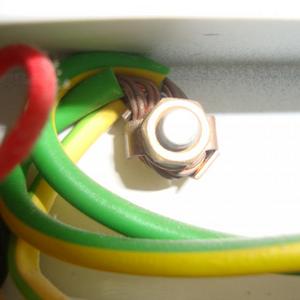 Earth wires to bolt on old light