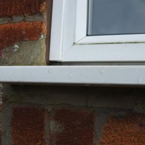 Edge strip with gap underneath