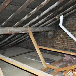 Flying struts supporting front purlin