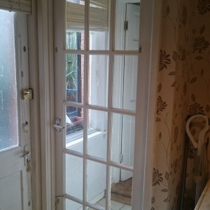 1447674069893-2054886287