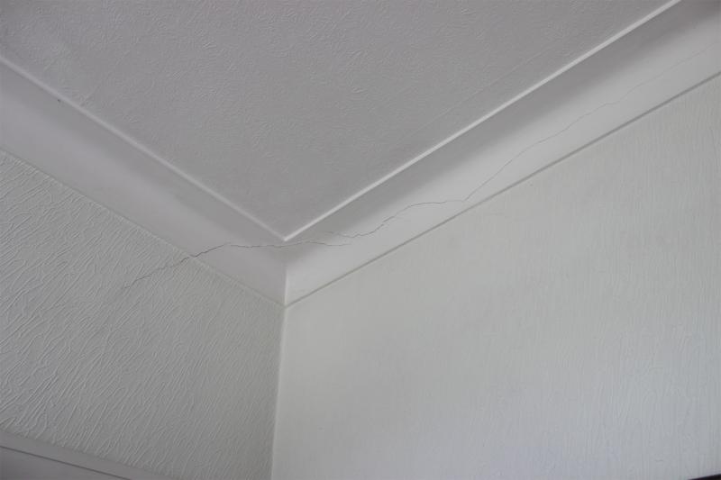 10-living-room(south)-NW-corner-close-up