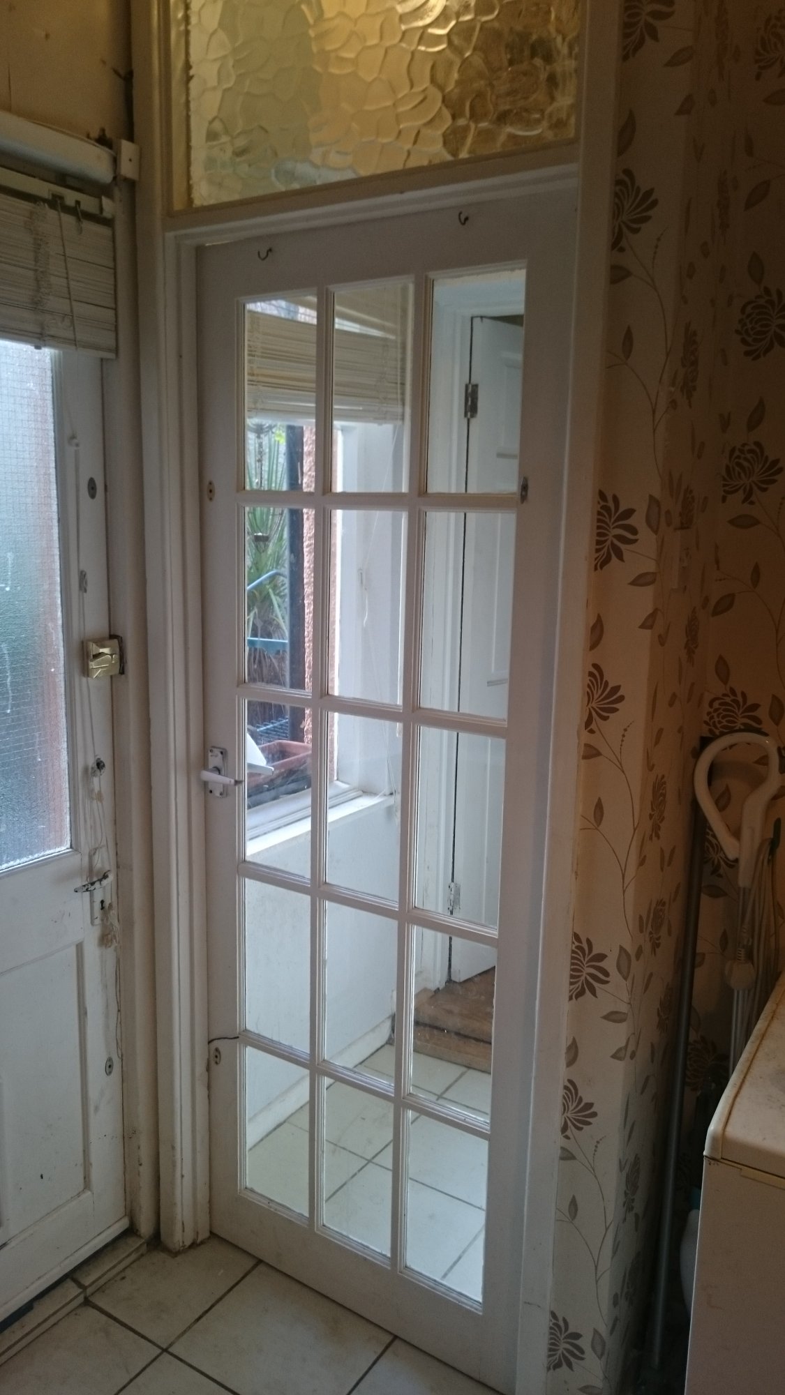 1447674069893-2054886287