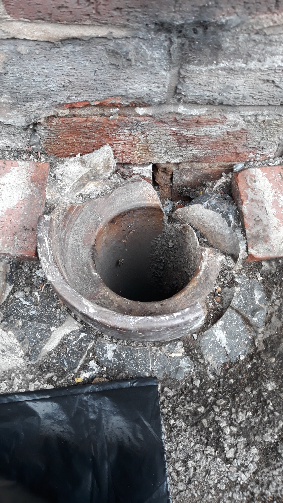 Broken vertical clay pipe DIYnot Forums