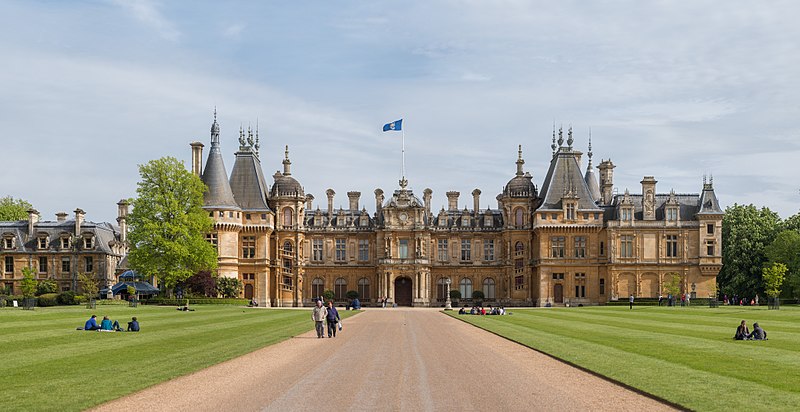 800px-Waddesdon_Manor_North_Façade,_UK_-_Diliff