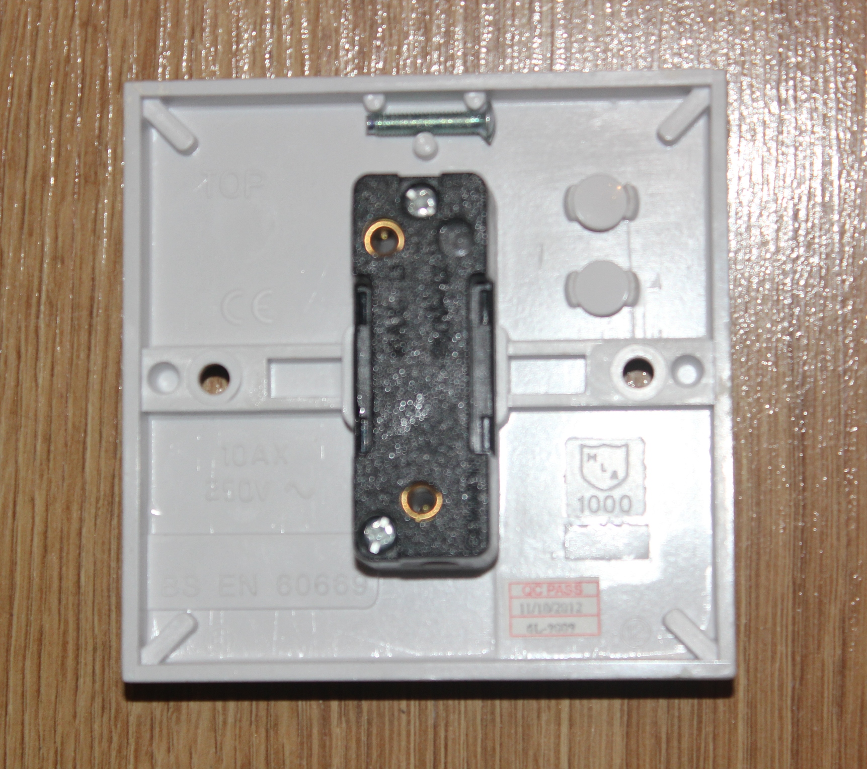 A light switch without earthed screw holes. (1)