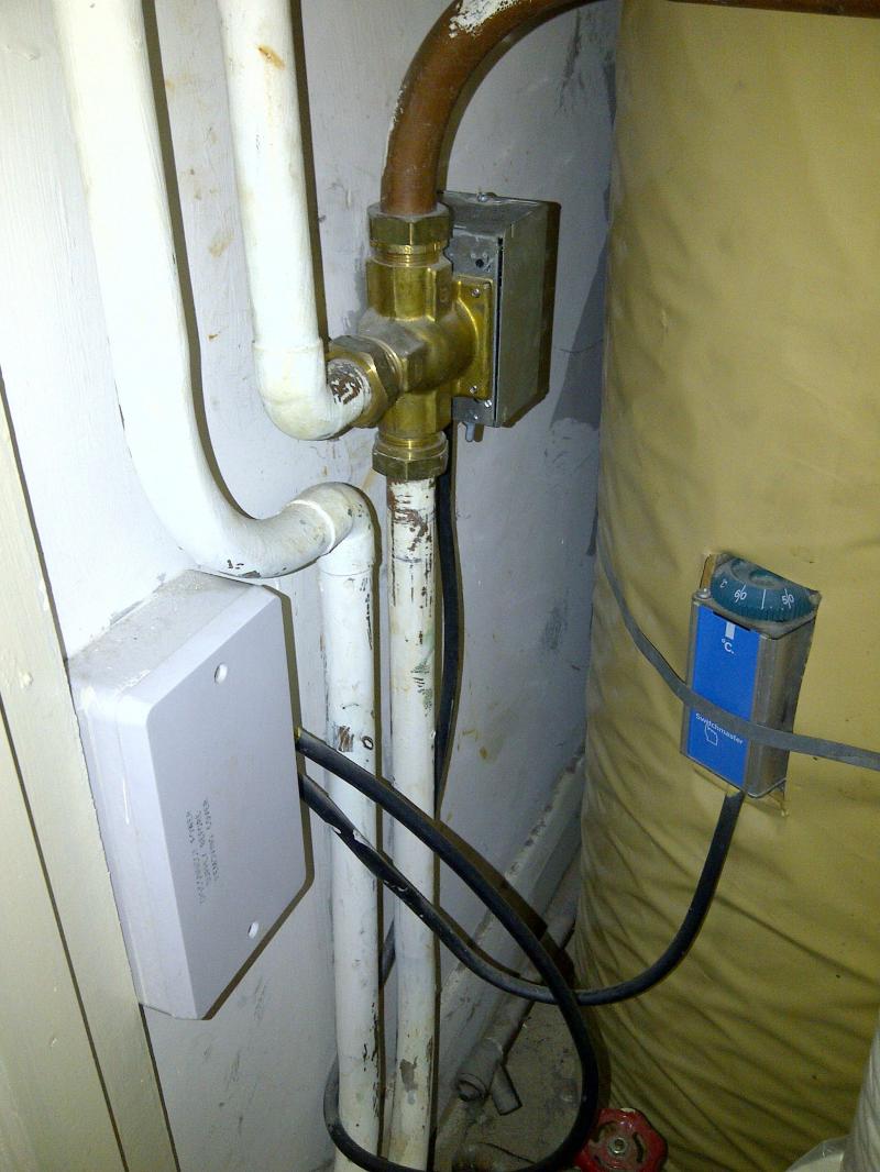 Backside of 3 port valve, and seperate wiring box