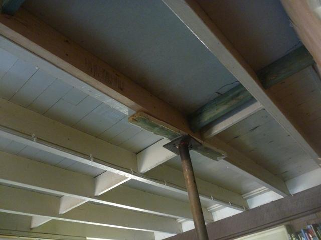 Bearer to other end of shower base