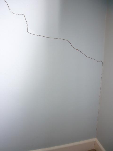 BEDROOM 2 WALL CRACK