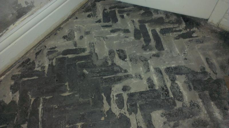 Bitumen adhesive on damp concrete