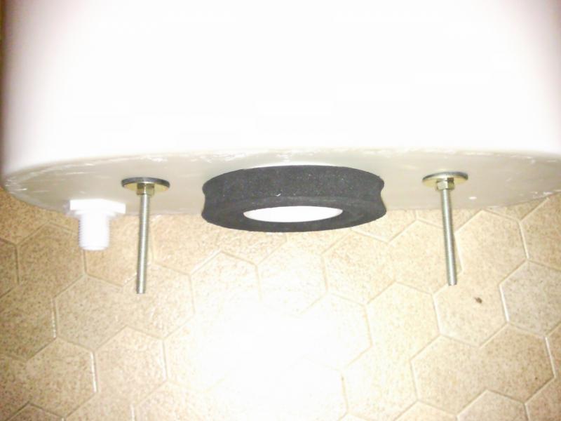 Cistern with sponge ring