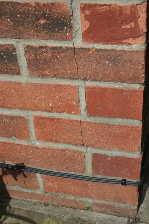 Vertical cracks on external brick wall | DIYnot Forums