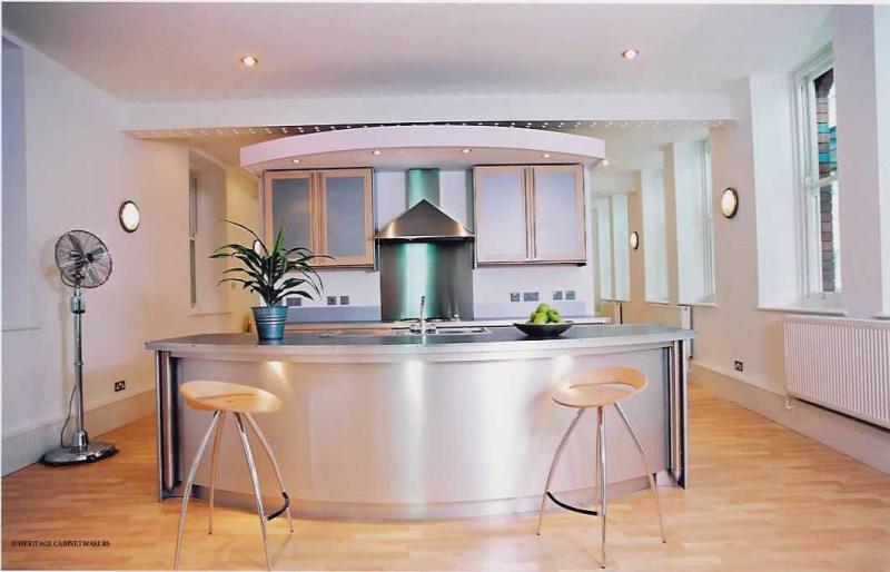 Curved island unit