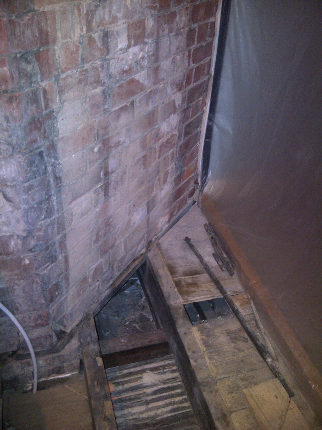 Diagonal Beam Lower Part Of Wall