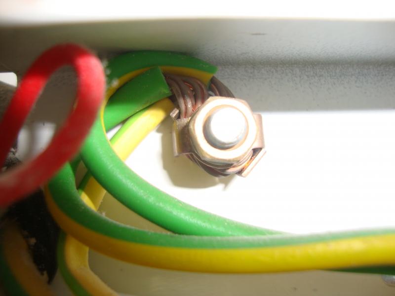 Earth wires to bolt on old light