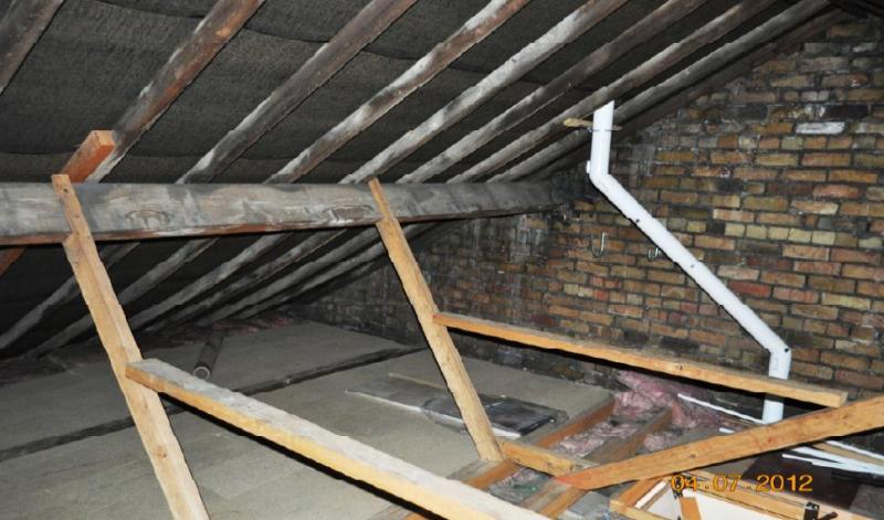 Flying struts supporting front purlin