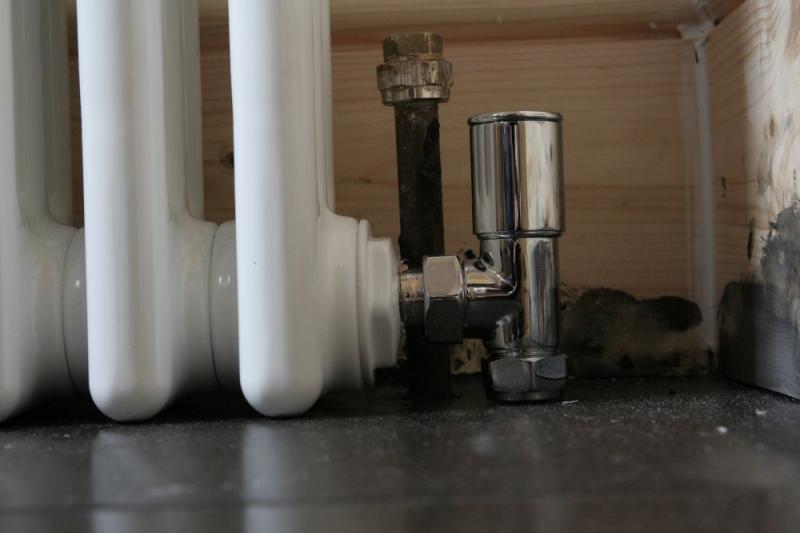 New radiator wider than pipes. DIYnot Forums