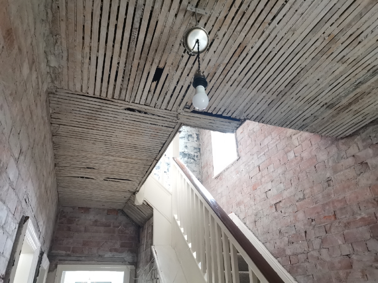 Hall ceiling laths