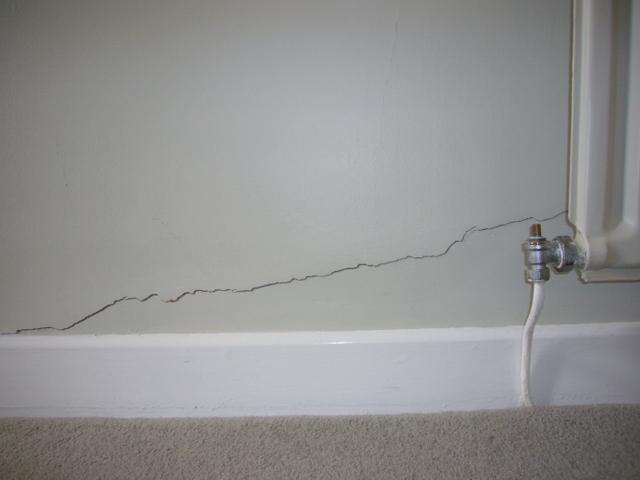 HALL WALL CRACK