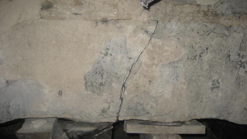 Lintel crack close up