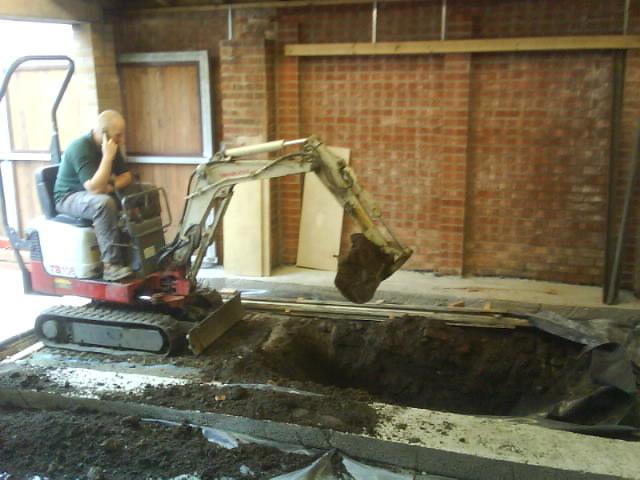 Micro digger - 14 tons out