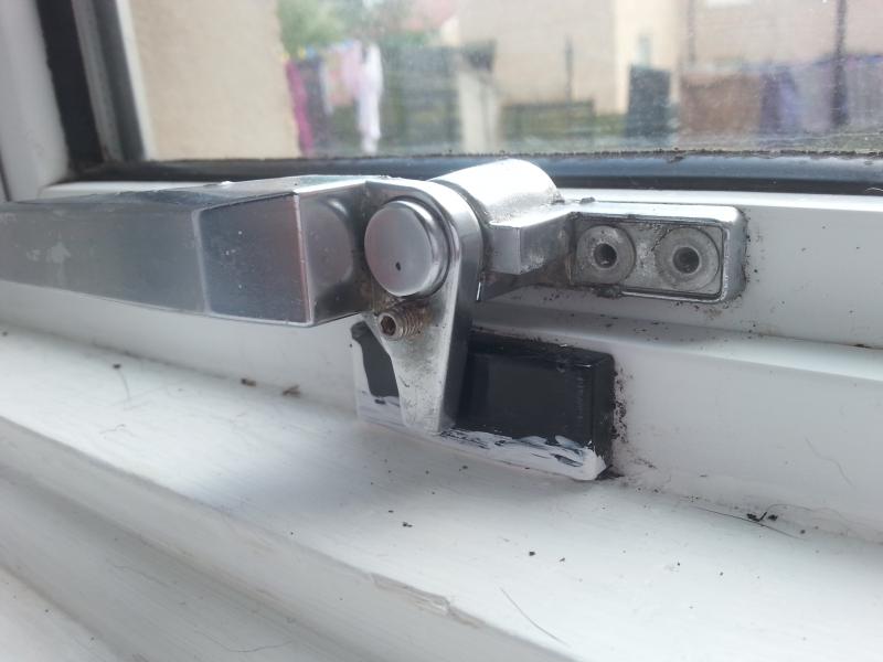 Non lockable windiw handle