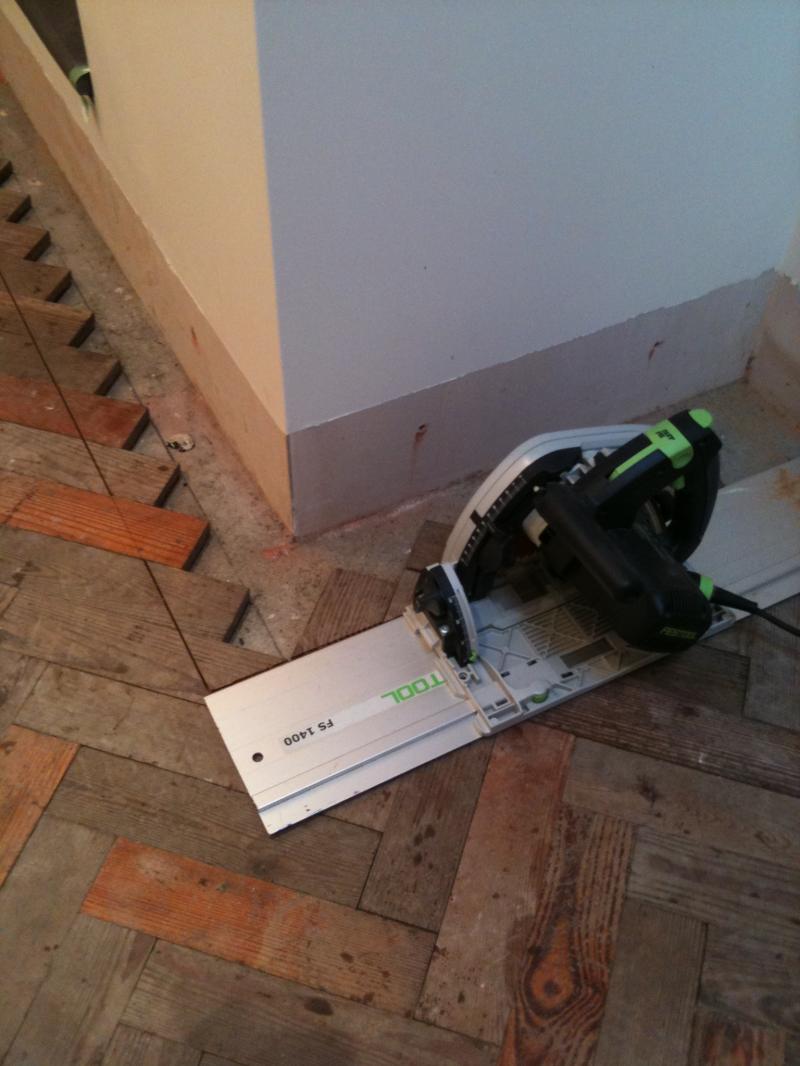Parquet floor border: plunge saw in action