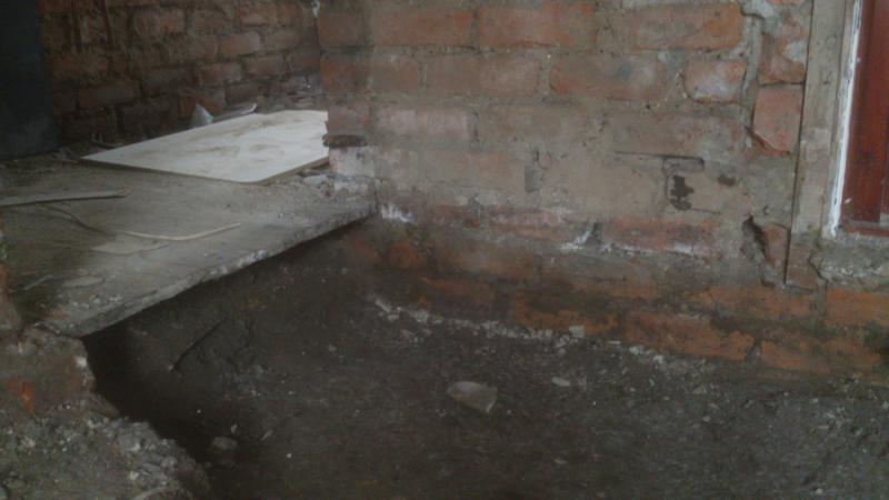 Rear room, view to hall