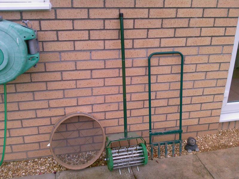 Sieve for top dressing, aerator, hollow tine aerat