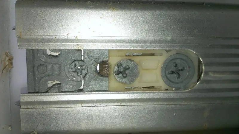 Sliding drawer front-of-drawer holding mechanism