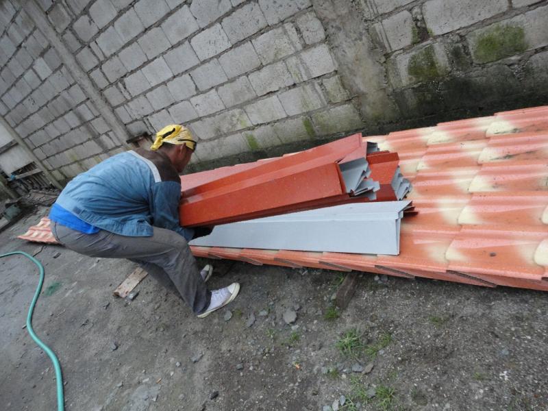 The roof sheeting material arrives..