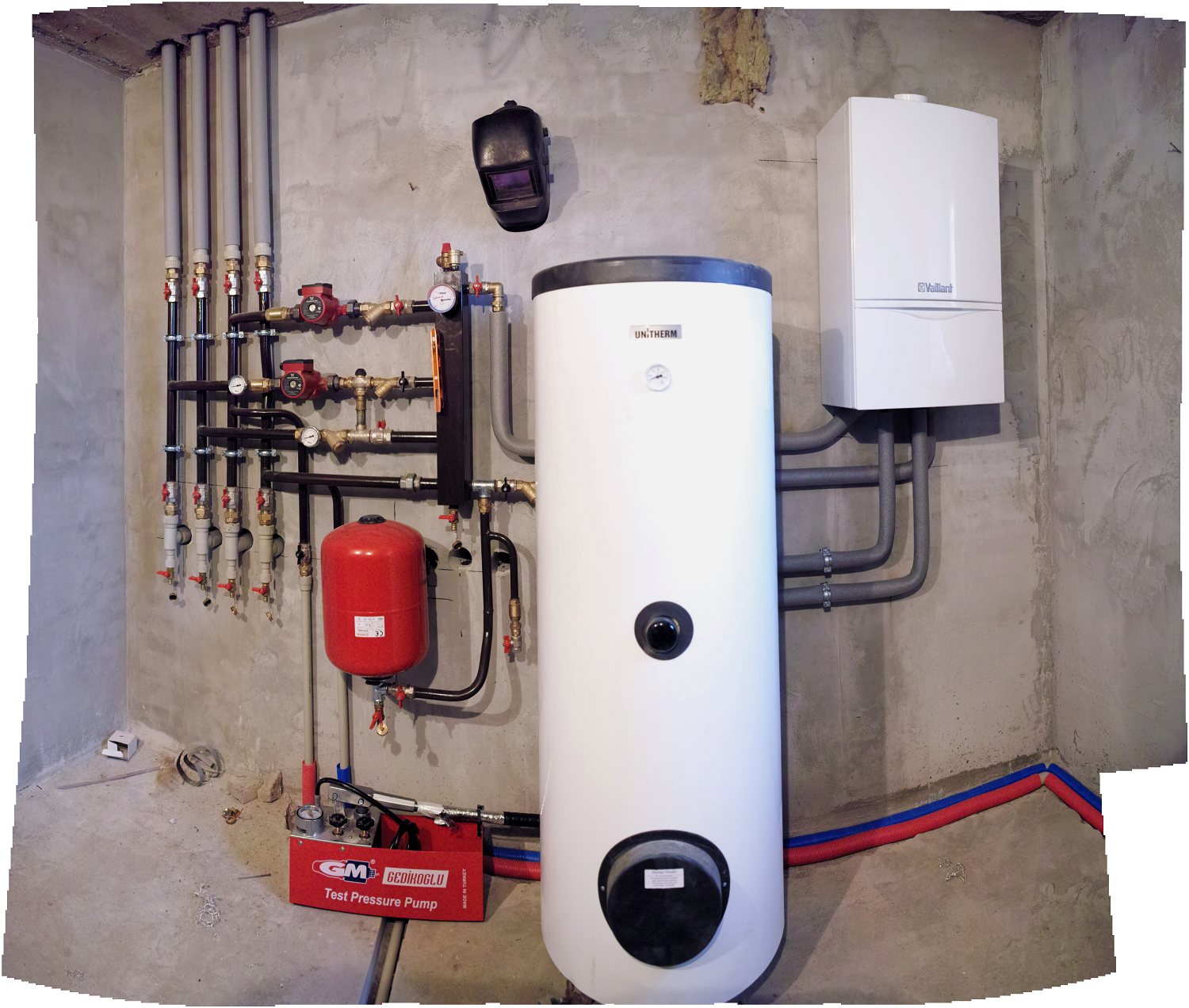 The tankless Gas Boiler and 200l hot water celinder.