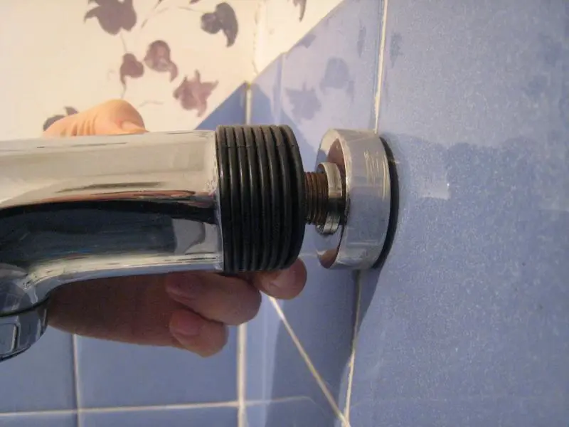Threaded pipe to showerhead
