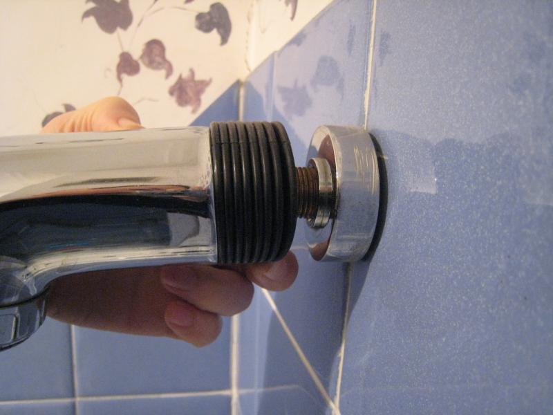 Threaded pipe to showerhead