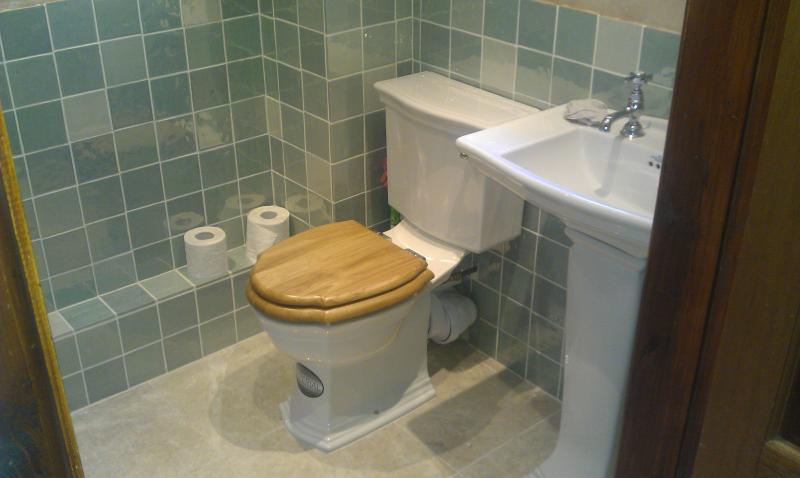 Toilet and basin. Done!