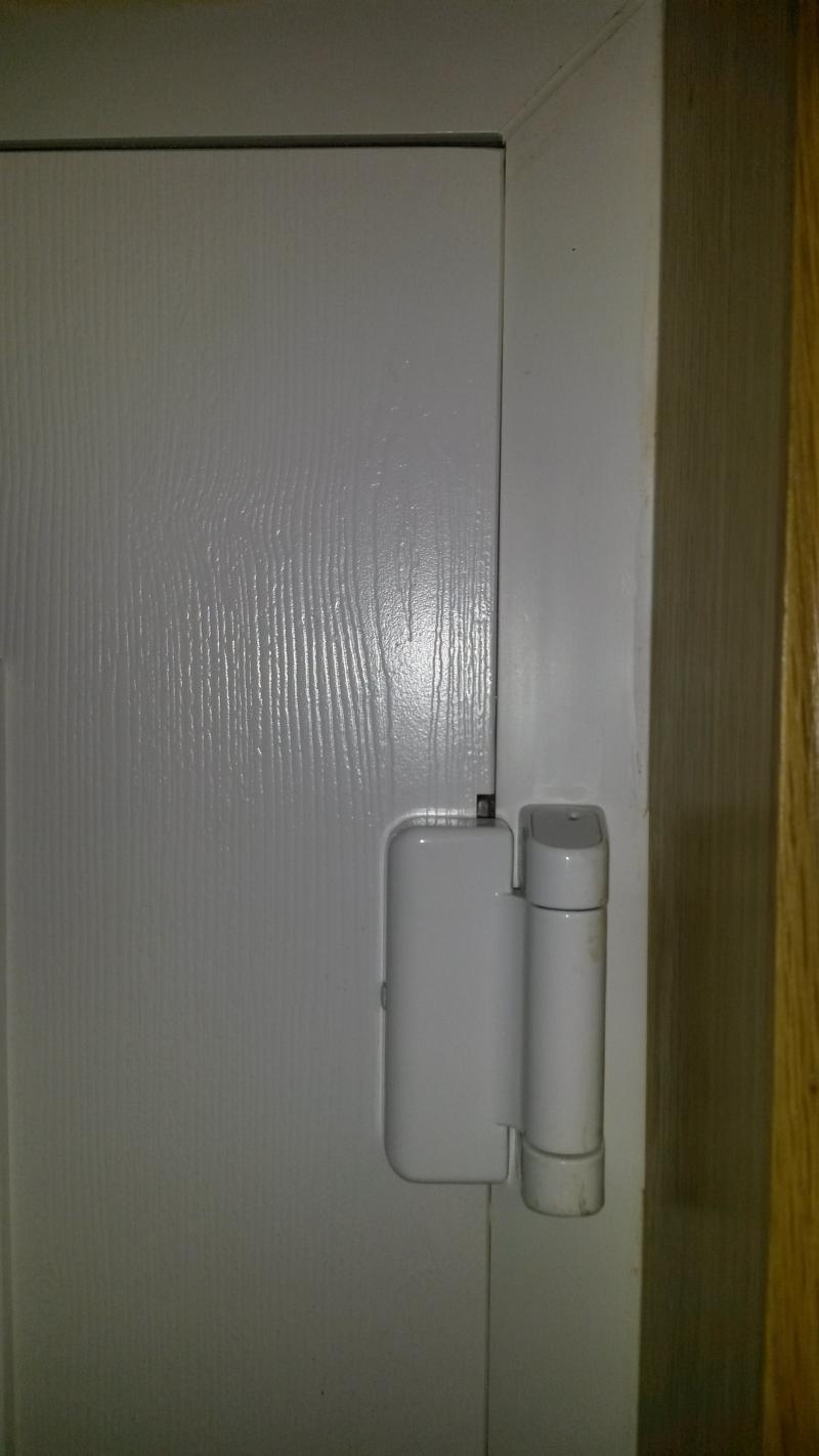 top hinge - door closed