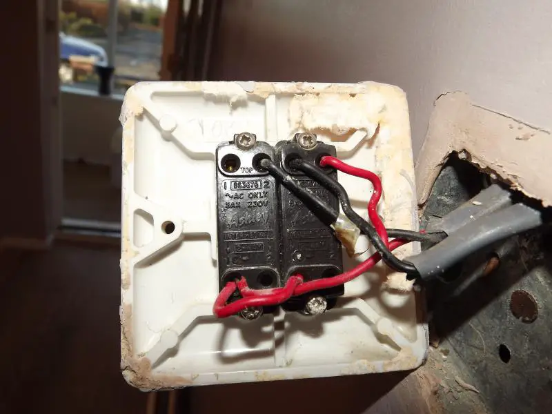 Installing new 10 Amp Double 2 Way Lightswitch | DIYnot Forums