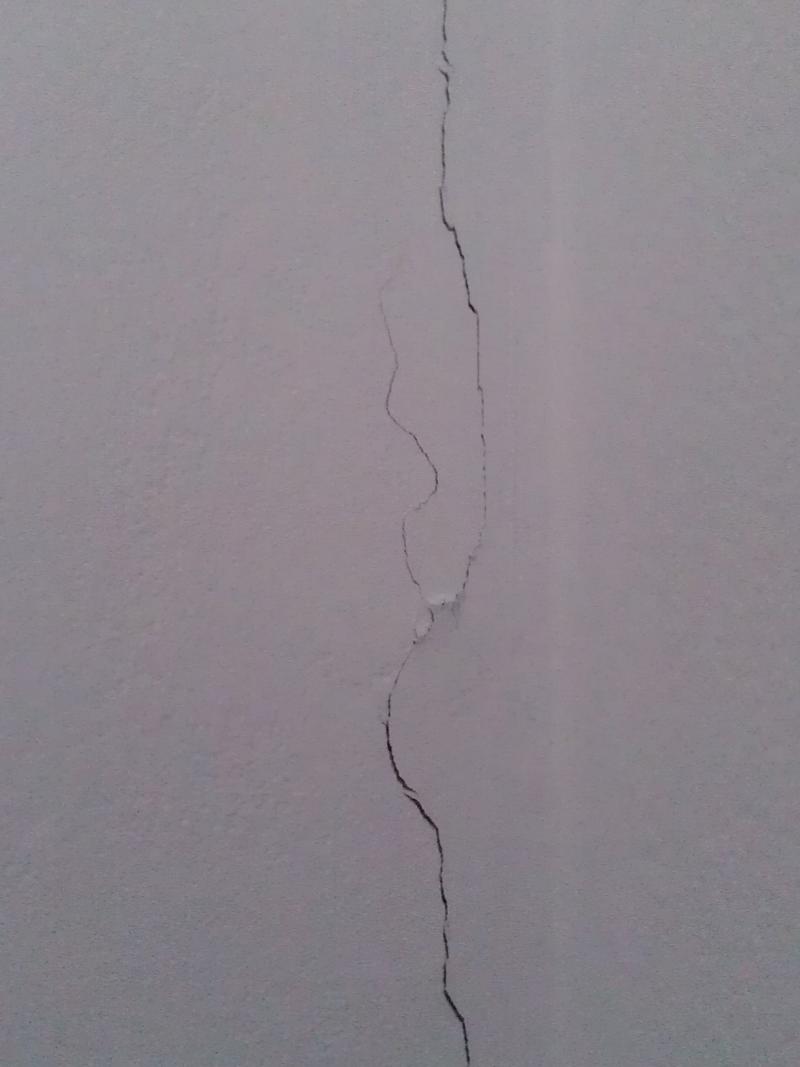трещина в стене панельного дома